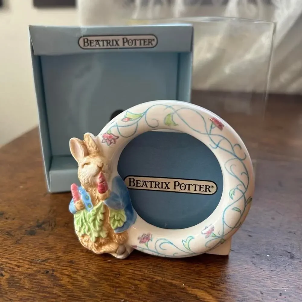 Vintage 1988 small ceramic Peter Rabbit circular photo frame in original box